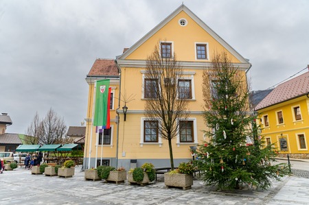 19 Okrasitev smreke v trškem jedru